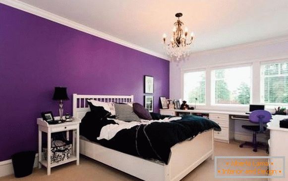 Jasne fioletowe ściany w sypialni za zagłówkiem