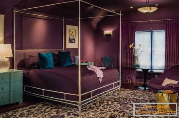 Projekt sypialni w fioletowych odcieniach - zdjęcie z jasnym wystrojem
