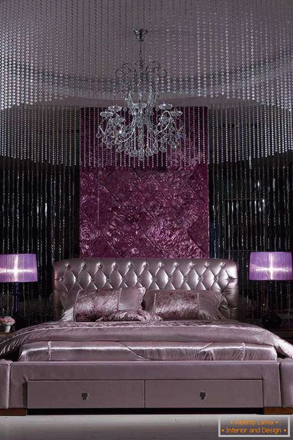 Połączenie fioletu z ciemnymi odcieniami i blasku w sypialni