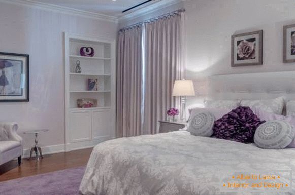 Sypialnia w kolorze fioletowym z białymi akcentami