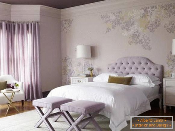 Fioletowe tapety, zasłony i sufit w sypialni - zdjęcie
