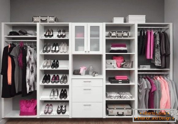 Wewnętrzne wypełnienie szafy w sypialni - фото гардеробной девушки