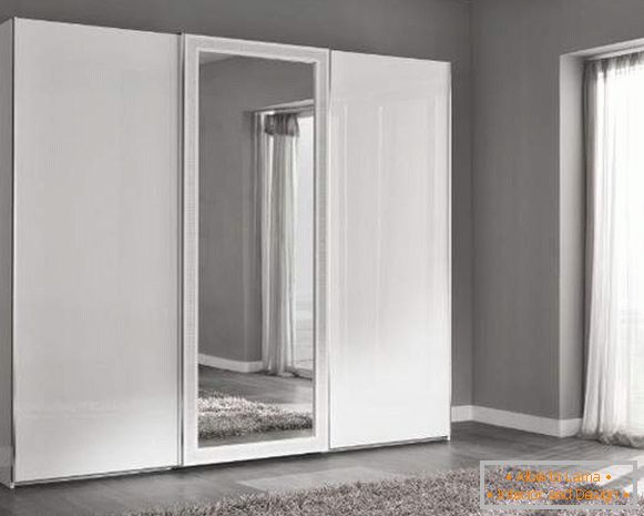 Pomysły szafy w sypialni w bieli z lustrem