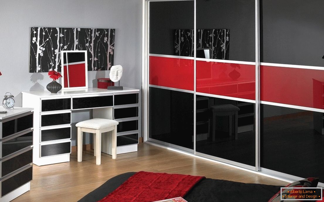Czarno-czerwona szafa z lakieru we wnętrzu sypialni