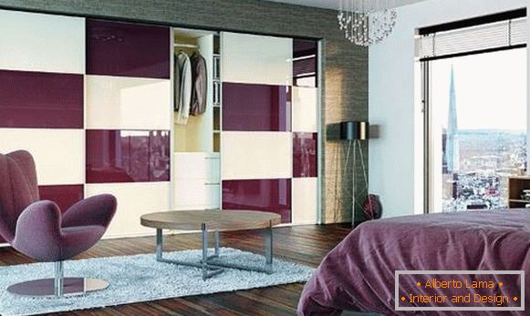 Sypialnia w kolorze liliowym z wbudowaną szafą