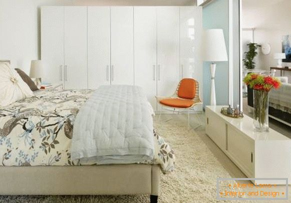 Nowoczesna szafa w sypialni w kolorze białym