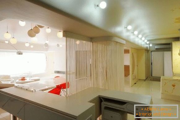 Kremowe zasłony muślinu - zdjęcie we wnętrzu kuchni salonu