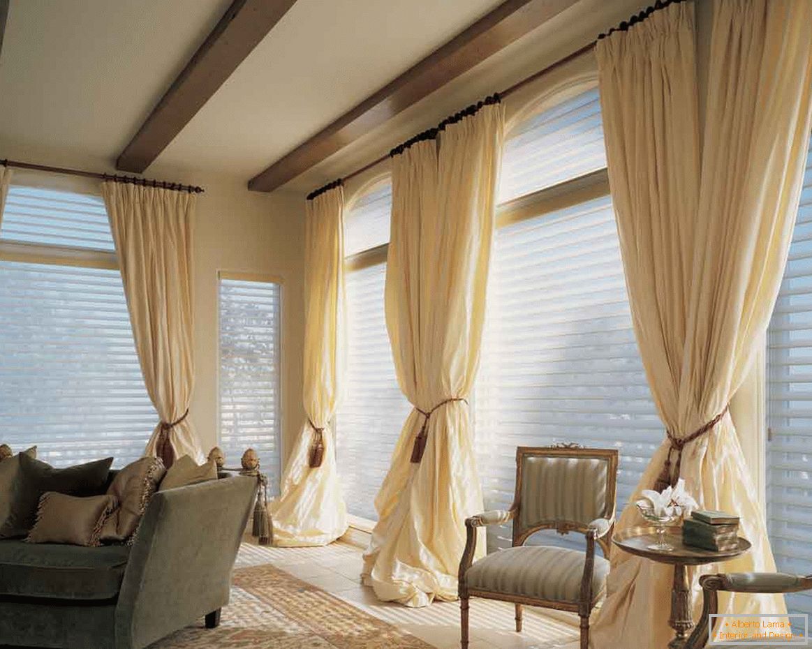 uroczo-pokojowe-zasłony-zestawy-z podwieszanym sufitem-design-and-brown-sheer-curtains-także-sofa-bed-on-dywan-i-dwa-fotel-z-drewnianym-małym-stole