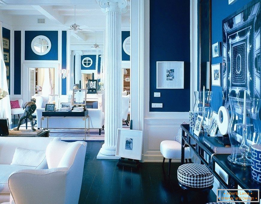 Niebieskie ściany we wnętrzu salonu