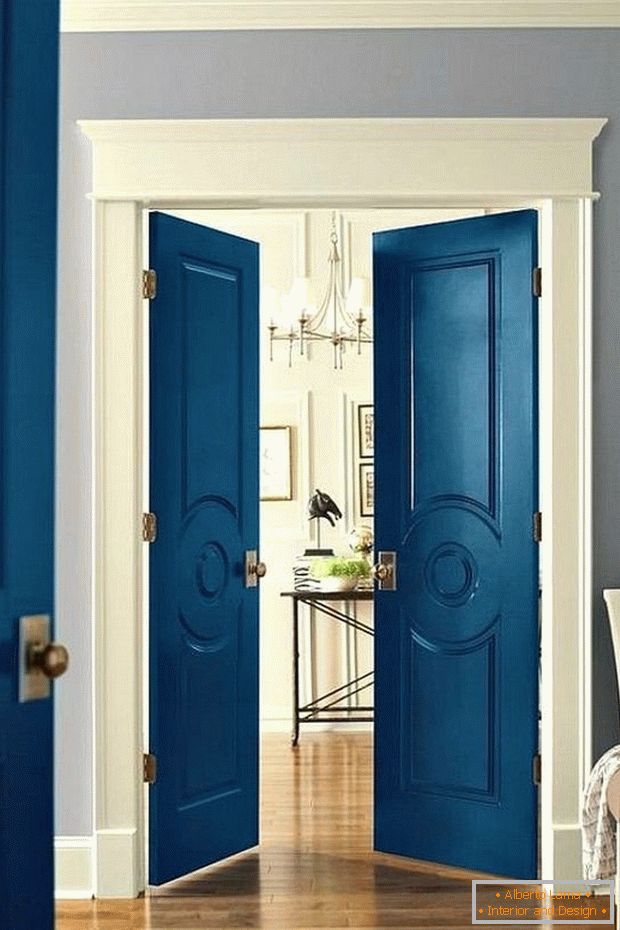 Niebieskie drzwi we wnętrzu