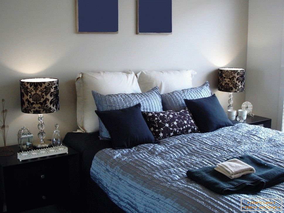 Sypialnia w niebieskich kolorach