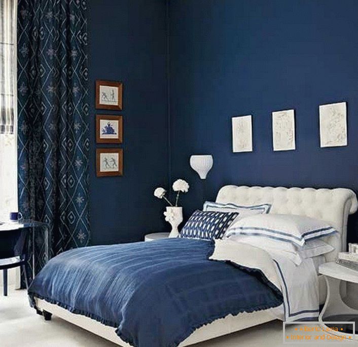 Niebieskie ściany i zasłony w sypialni