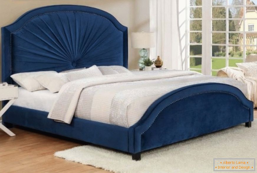 Niebieskie łóżko z aksamitu