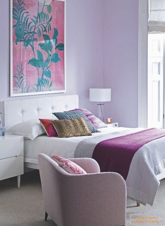 Przytulna sypialnia w kolorze liliowym