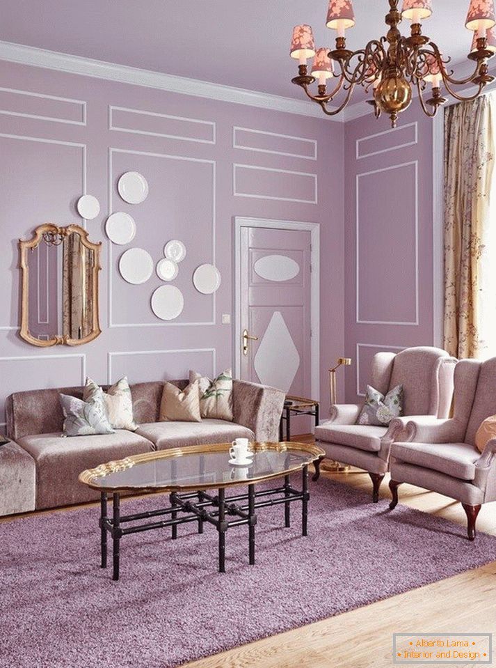 Miękki kolor liliowy w salonie