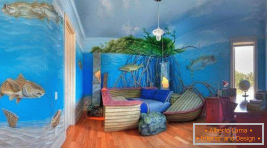 Łóżko w kształcie statku i morskie motywy na ścianach w pokoju dziecinnym