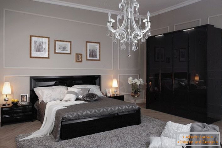 Przytulna i stylowa sypialnia w stylu high-tech, wykonana w jasnych odcieniach szarości, z kontrastującymi czarnymi meblami.