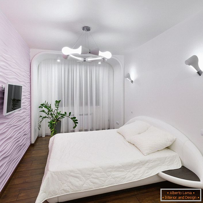 Sypialnia jest zaawansowana technologicznie w delikatnych, jasnych kolorach bez dodatkowych mebli.