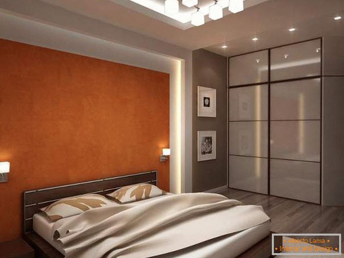 Funkcjonalna sypialnia z dobrze dobranym oświetleniem wykonana jest w odcieniach szarości i jasnego beżu. 