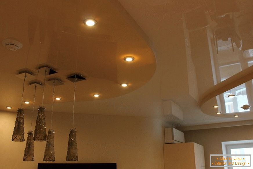 Dwupoziomowy sufit napinany PVC w salonie apartamentu miejskiego. Oświetlenie koncepcyjne to dobry ruch projektowy.