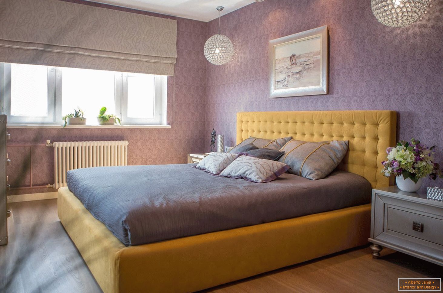 Żółte łóżko w fioletowym wnętrzu