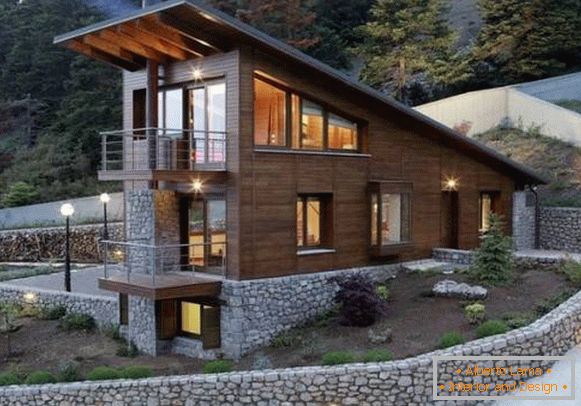 Dwupiętrowy drewniany dom i kamienna piwnica na zdjęciu