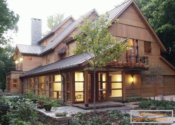 Duży drewniany dom - zdjęcie na zewnątrz z bocznicą