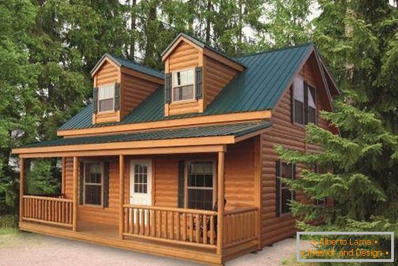 Malowane drewniane domy - zdjęcie z zielonym dachem