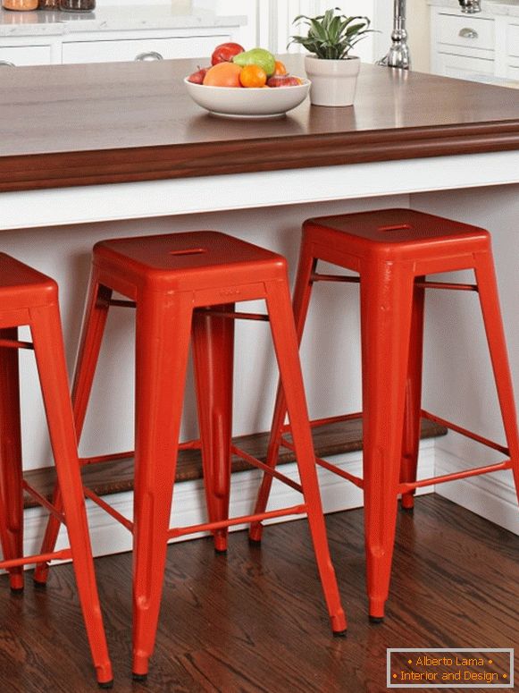 Яркие барные стульJa в дизайне кухни