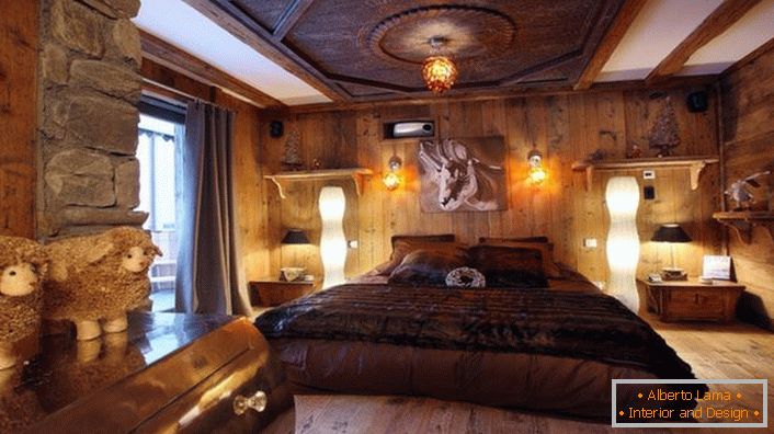 Luksusowa sypialnia w stylu domku pozwala się zrelaksować w