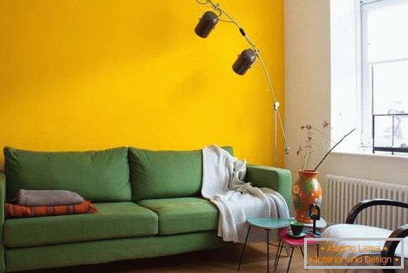 Żółta ściana w salonie