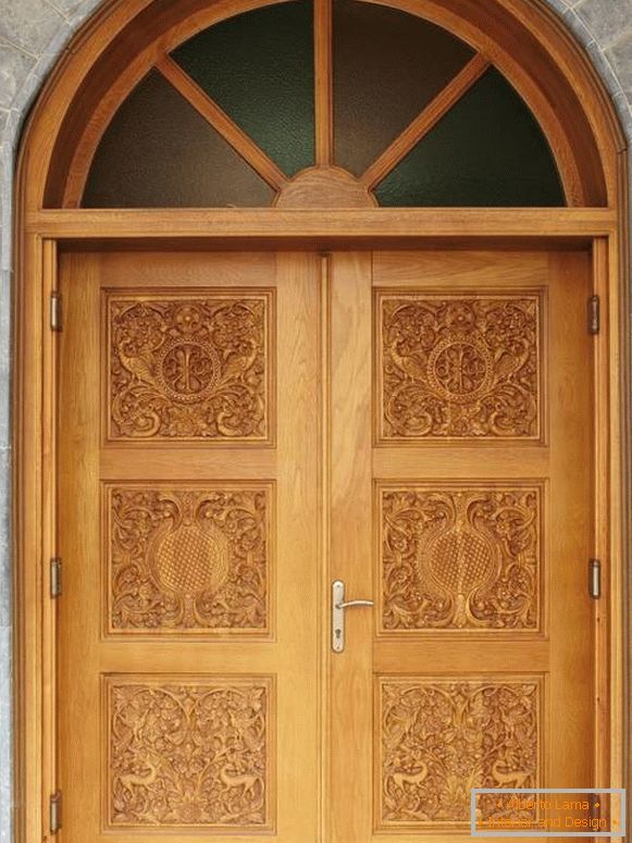 Przednie drzwi wejściowe wykonane z drewna