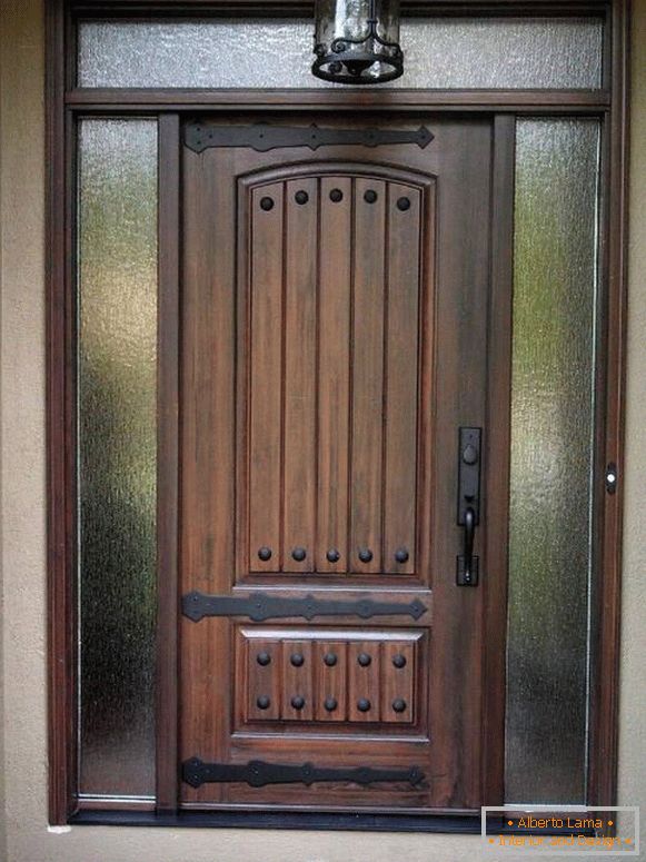 Drewniane drzwi w stylu wiejskim