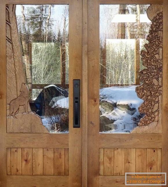Drewniane drzwi z ręcznie rzeźbionym wzorem