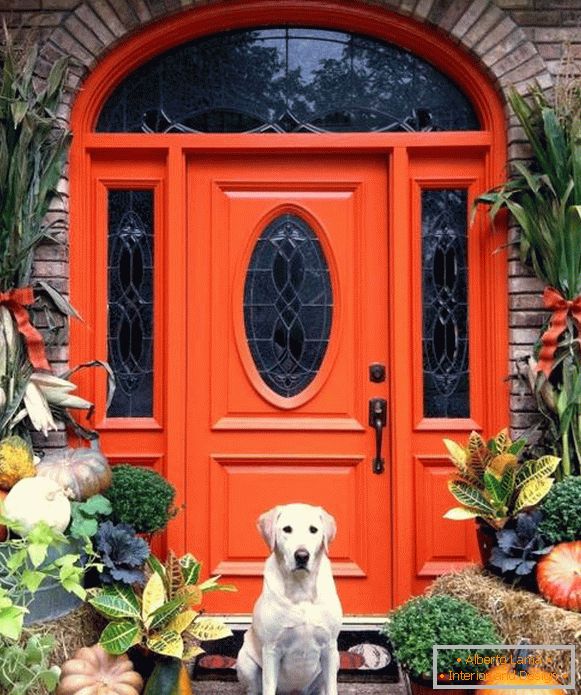 Czerwone drzwi wejściowe do prywatnego domu