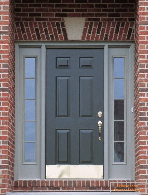 Drzwi wejściowe do domu z czerwonej cegły