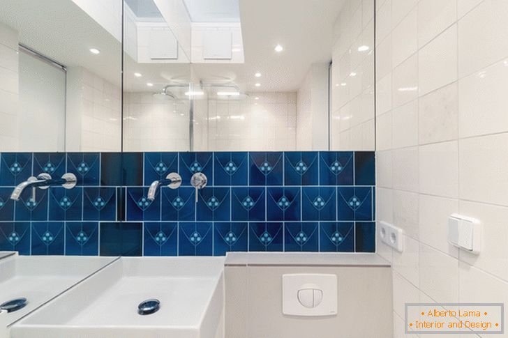 Błękit płytki na ścianie w łazience