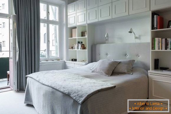 biała sypialnia w nowoczesnym stylu z wbudowanymi meblami