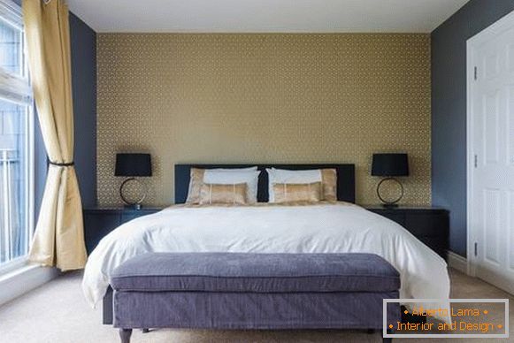 Wnętrze sypialni w nowoczesnym stylu i żółto-niebieskich kolorach