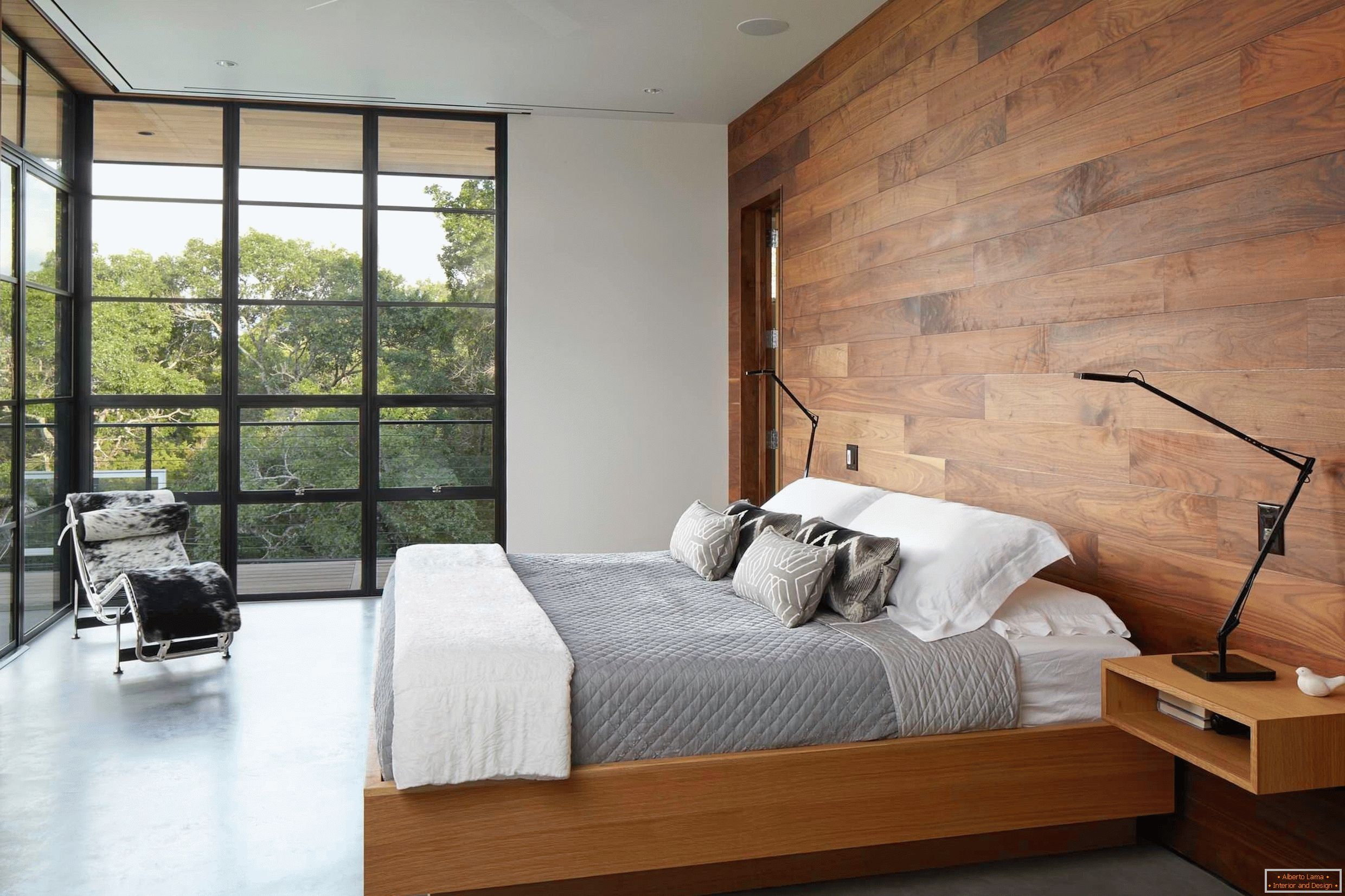 Sypialnia z drewnianymi wykończeniami