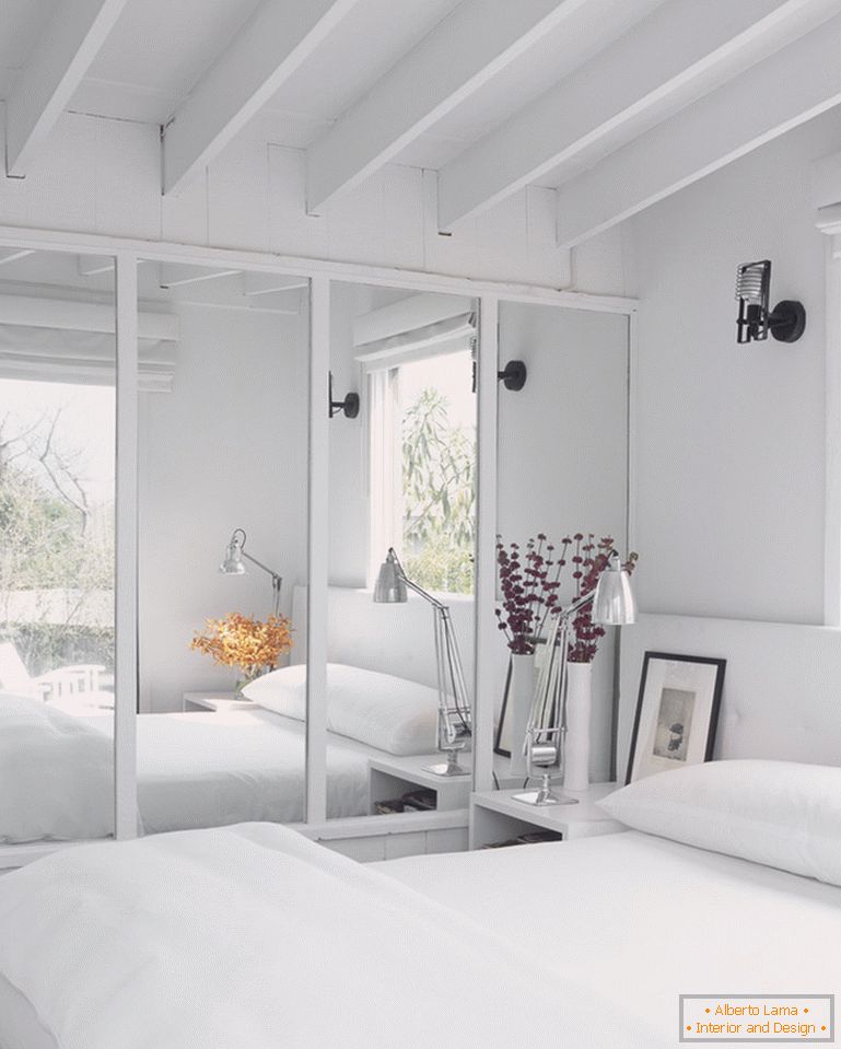 Lustro w nowoczesnym wnętrzu białej sypialni