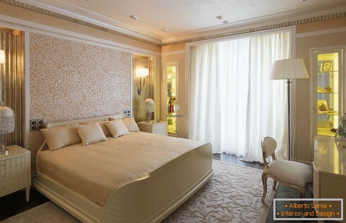 Sypialnia w jasnobeżowych kolorach z szerokim łóżkiem jest idealna do odpoczynku i snu. Projekt jest wykonany prawidłowo. Zgodnie ze stylem art deco, wybrane jest ekskluzywne oświetlenie.