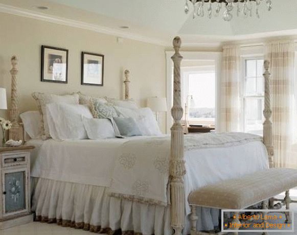 Sypialnia w stylu shebbie chic z dużym łóżkiem z kolumnami