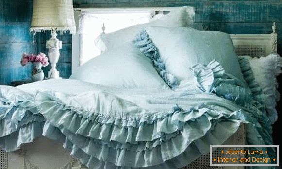 Wystrój i ozdoba szyku shebbie we wnętrzu sypialni w kolorze turkusowym
