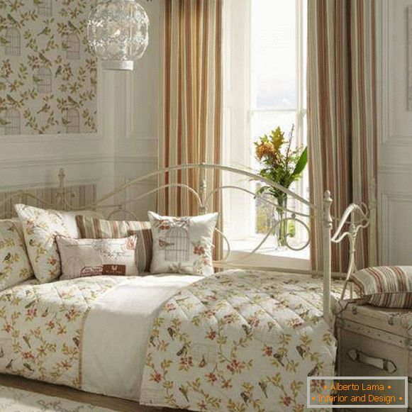 Stylowa stylistyka sypialni to szykowny szyk z kanapą z kutego żelaza