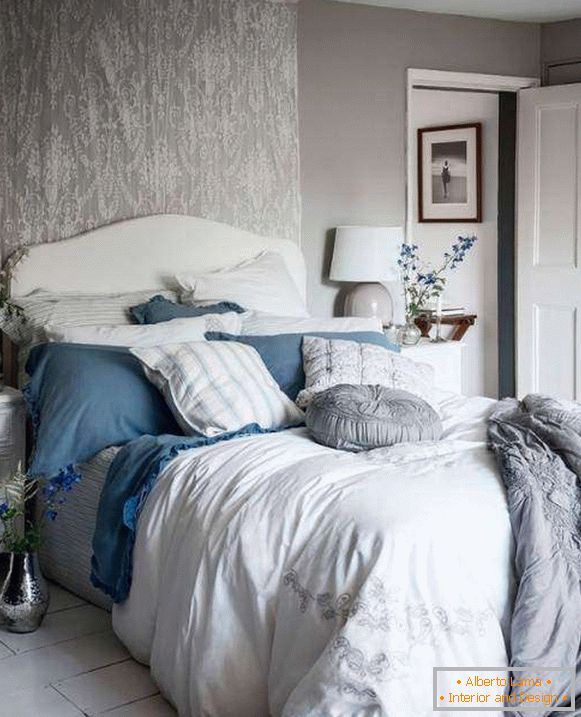 Shebbie elegancka sypialnia z szarymi ścianami, biało-niebieski wystrój