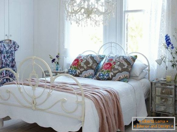Wzory kwiatowe w wystroju sypialni w stylu Chebbi + Provence