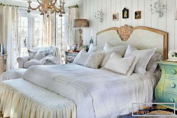 Sypialnia w stylu chevy chic z elementami Prowansji