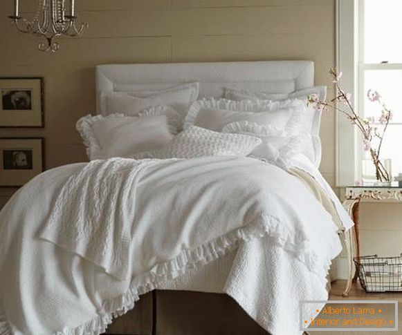 Sypialnia w stylu cheby chic w kolorach białym i beżowym