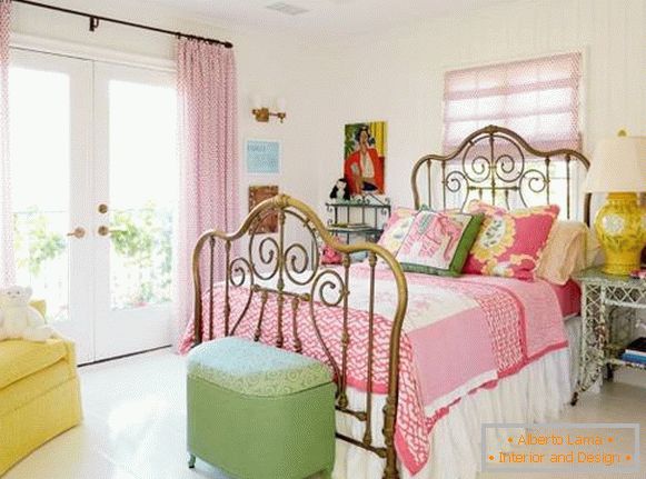 Wnętrze sypialni w stylu shebbie chic - zdjęcia w jasnych kolorach